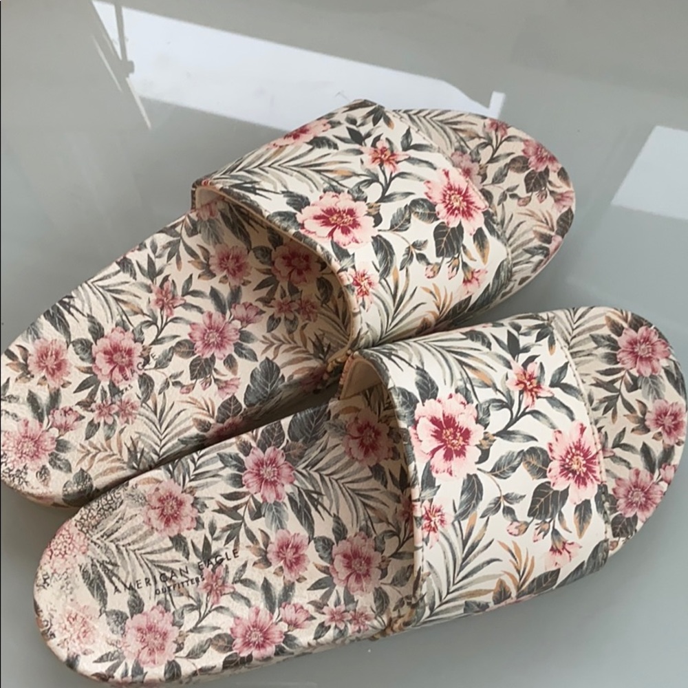 American Eagle Outfitters floral slides - Size 7